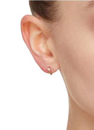 模特儿示范图 - 点击放大 - MÉTIER BY TOMFOOLERY - Diamond Date 9K Gold Diamond Single Huggie Earring — Right