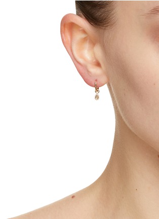 模特儿示范图 - 点击放大 - MÉTIER BY TOMFOOLERY - Dala 9K Gold Single Clicker Earring