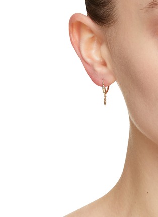 模特儿示范图 - 点击放大 - MÉTIER BY TOMFOOLERY - Mini Az 9K Gold Opal Sapphire Honey Hooks Earring