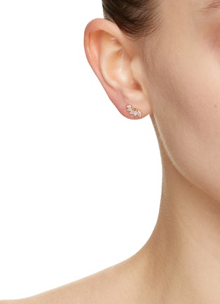 模特儿示范图 - 点击放大 - MÉTIER BY TOMFOOLERY - Fleurescent 9K Gold Diamond Single Stud Earring