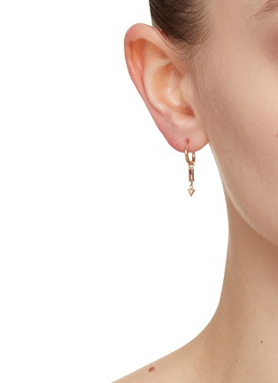 模特儿示范图 - 点击放大 - MÉTIER BY TOMFOOLERY - Mini 2.1 Az Plaque Single Hoop Earring