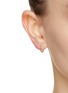 模特儿示范图 - 点击放大 - MÉTIER BY TOMFOOLERY - 9K Gold Sapphire Clicker Single Hoop Earring