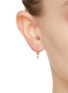 模特儿示范图 - 点击放大 - MÉTIER BY TOMFOOLERY - 9K Gold Dala Kite Charm Original Single Clicker Earring