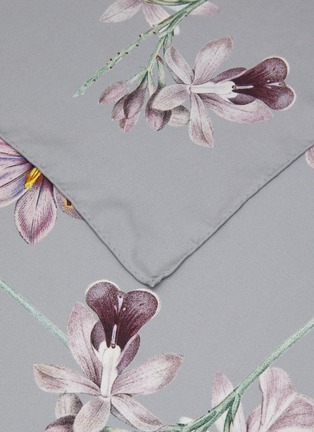 细节 - 点击放大 - ST. PIECE - VERONICA 花卉方形丝巾