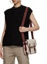 模特儿示范图 - 点击放大 - L/UNIFORM - The Satchel Canvas Crossbody Bag N°43