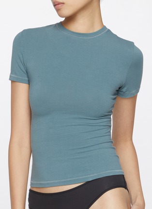 模特儿示范图 - 点击放大 - SKIMS - COTTON 短袖 T 恤