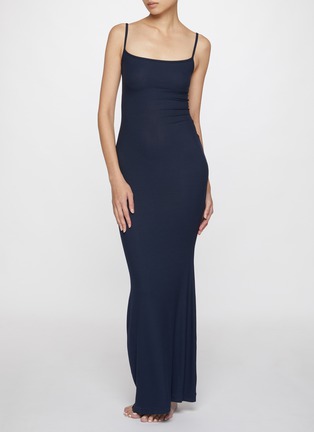 模特儿示范图 - 点击放大 - SKIMS - SOFT LOUNGE 吊带连衣裙