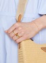 模特儿示范图 - 点击放大 - MISSOMA - x Lucy Williams Entwine Ridge Chunky 18K Gold Plated Brass Ring