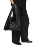 模特儿示范图 - 点击放大 - DISCORD YOHJI YAMAMOTO - 扣饰真皮托特包