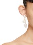 模特儿示范图 - 点击放大 - JENNIFER BEHR - Orla Mother of Pearl Faux Pearl Earrings