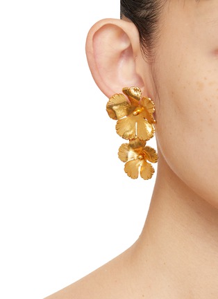 模特儿示范图 - 点击放大 - JENNIFER BEHR - COLLETTE 18K 镀金花卉耳环