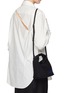 模特儿示范图 - 点击放大 - MM6 MAISON MARGIELA - Classic Japanese Jersey Crossbody Bag
