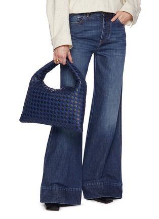 模特儿示范图 - 点击放大 - BOTTEGA VENETA - Hop Intrecciato Denim Leather Shoulder Bag