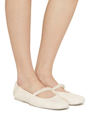 模特儿示范图 - 点击放大 - STUART WEITZMAN - Goldie Pearl Strap Leather Ballerina Flats