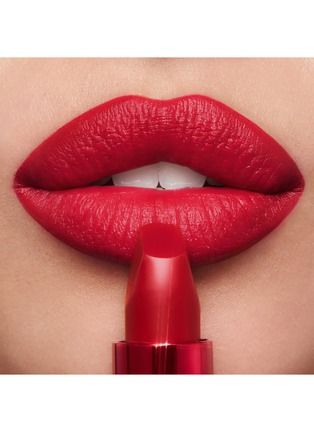 Detail View - 点击放大 - CHARLOTTE TILBURY - Charlotte's Hollywood Beauty Icon Matte Revolution Lipstick — Hollywood Vixen