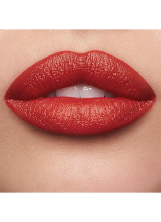 Detail View - 点击放大 - CHARLOTTE TILBURY - Charlotte's Hollywood Beauty Icon Matte Revolution Lipstick — Fame Flame
