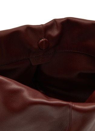 细节 - 点击放大 - THE ROW - Samia 皮革手提包