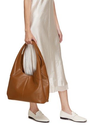 模特儿示范图 - 点击放大 - THEMOIRÈ - Ninfa Vegan Leather Shoulder Bag