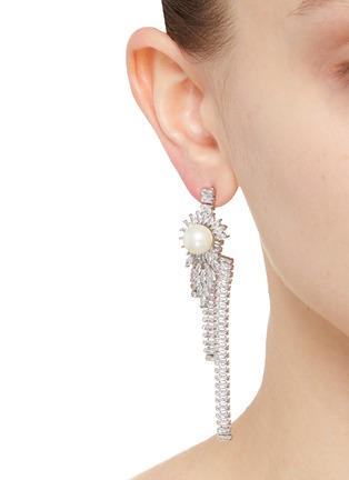 模特儿示范图 - 点击放大 - VENNA - 仿珍珠水晶流苏耳环