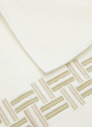 细节 –点击放大 - FRETTE - BASKET WEAVE 刺绣浴巾 — 水绿色/米黄色