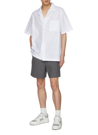 模特儿示范图 - 点击放大 - VALENTINO GARAVANI - V Back Pocket Shorts