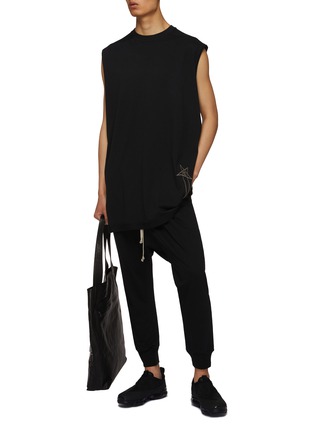 模特儿示范图 - 点击放大 - RICK OWENS - X CHAMPION 锥形系带长裤