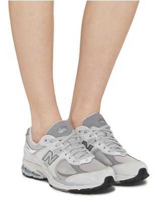 模特儿示范图 - 点击放大 - NEW BALANCE - 2002R 系带运动鞋