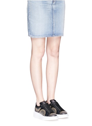 模特示范图 - 点击放大 - ALEXANDER MCQUEEN - 铆钉真皮厚底运动鞋