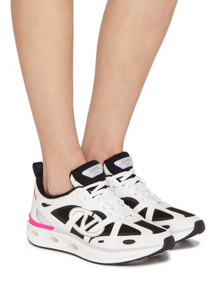 模特儿示范图 - 点击放大 - VALENTINO GARAVANI - VLogo Easyjog Low Top Women's Sneakers