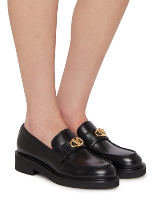 模特儿示范图 - 点击放大 - VALENTINO GARAVANI - VLogo Locker Calfskin Leather Loafers