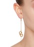 模特儿示范图 - 点击放大 - VALENTINO GARAVANI - VLogo Signature Drop Earrings