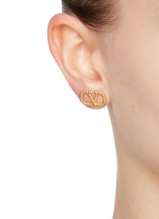 模特儿示范图 - 点击放大 - VALENTINO GARAVANI - VLogo Signature Grainy Brass Earrings