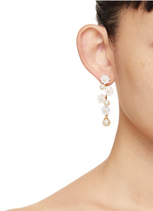 模特儿示范图 - 点击放大 - JENNIFER BEHR - Calissa Mother of Pearl Faux Pearl Earrings