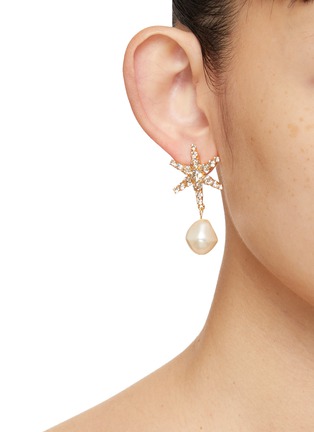 模特儿示范图 - 点击放大 - JENNIFER BEHR - Aruna Austrian Crystal Faux Pearl Earrings