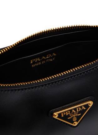 细节 - 点击放大 - PRADA - Prada Arqué Leather Shoulder Bag