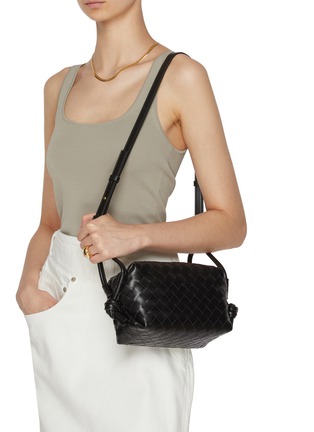 模特儿示范图 - 点击放大 - BOTTEGA VENETA - 小号 LOOP CORSS-BODY 斜挎包