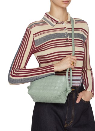 模特儿示范图 - 点击放大 - BOTTEGA VENETA - 小号 LOOP CORSS-BODY 斜挎包