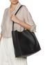 模特儿示范图 - 点击放大 - STUDIO NICHOLSON - The Reflection Leather Tote Bag