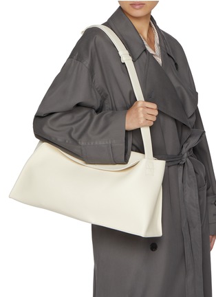 模特儿示范图 - 点击放大 - STUDIO NICHOLSON - The Folded Leather Shoulder Bag