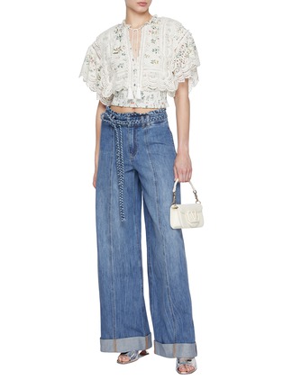 模特儿示范图 - 点击放大 - ALICE + OLIVIA - Harriet Paper Bag Medium Washed Jeans