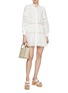 模特儿示范图 - 点击放大 - ALICE + OLIVIA - Cailin Tiered Cotton Mini Tunic Dress