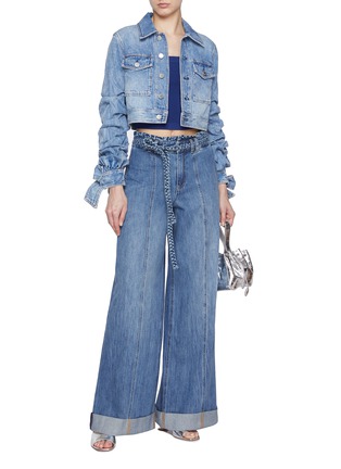 模特儿示范图 - 点击放大 - ALICE + OLIVIA - Tiff Tied Medium Washed Denim Jacket