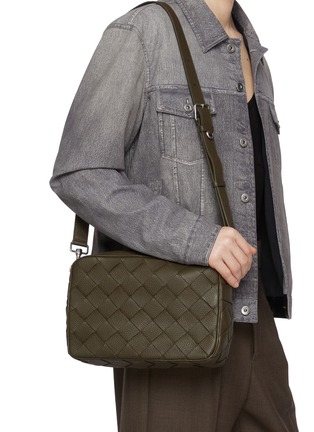 模特儿示范图 - 点击放大 - BOTTEGA VENETA - Medium Taurillon Intrecciato Leather Camera Bag