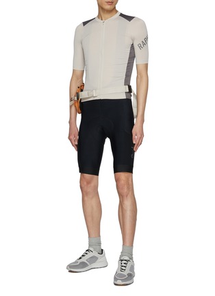 模特儿示范图 - 点击放大 - RAPHA - Core Cargo Bib Shorts