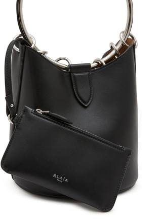 细节 - 点击放大 - ALAÏA - 中号环扣水桶包