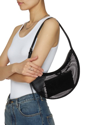 模特儿示范图 - 点击放大 - ALAÏA - Demi Fishnet Leather Shoulder Bag