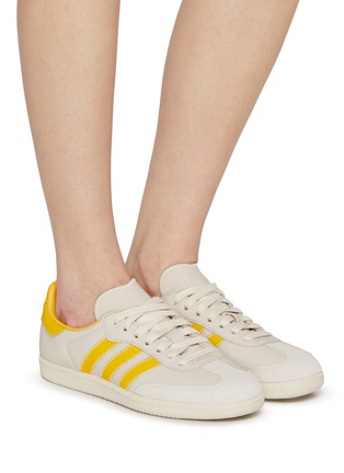 模特儿示范图 - 点击放大 - ADIDAS - X HUMANRACE SAMBA 系带运动鞋