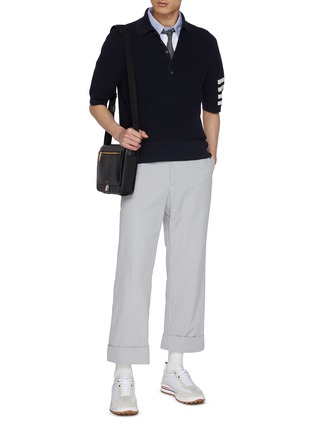 模特儿示范图 - 点击放大 - THOM BROWNE - 四重条纹纹理 POLO 衫