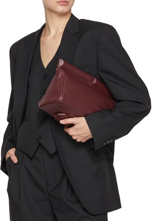 模特儿示范图 - 点击放大 - ARMARIUM - Eloisa Leather Clutch Bag