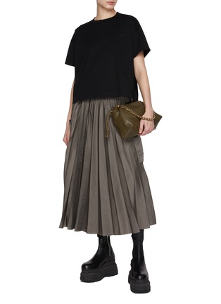 模特儿示范图 - 点击放大 - SACAI - Embroidered Pocket Side Split Cotton T-Shirt